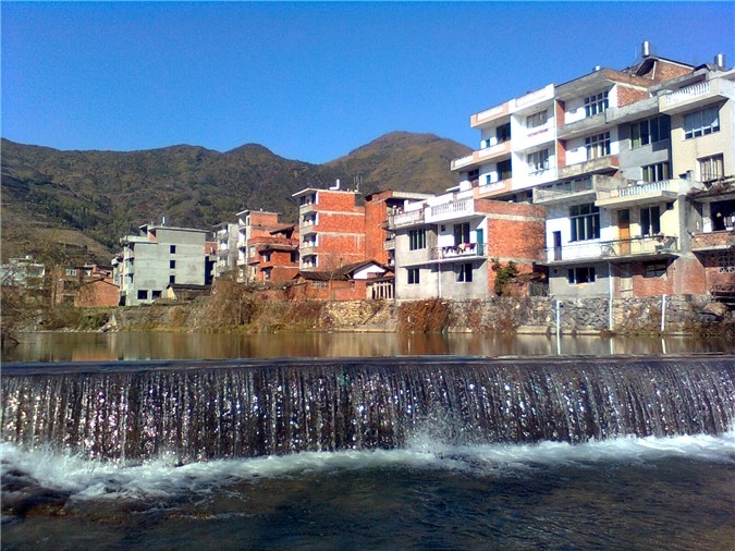 犀水清清映名村.jpg