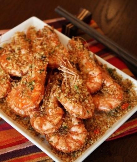 【避风塘炒虾】1.虾洗净去虾线，用生姜、花雕酒码味；2.蒜、姜、香菜、葱花、红辣椒切.jpg