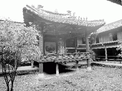 有着200多年历史的状元祠里的古戏台，如今不时上演国家级非物质文化遗产寿宁北路戏.gif