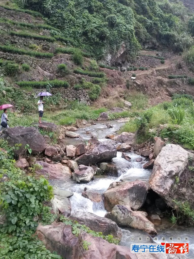 冒雨进斜滩龙水峡谷